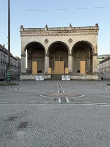 Felderrnhalle was under restoration when we were visiting Munich