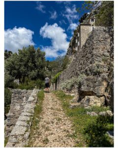 The walk in to Blaca Hermitage